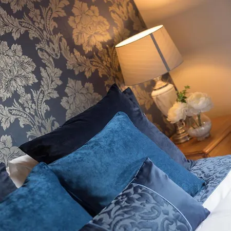 Town Square Townhouse - Location In Holiday home *
